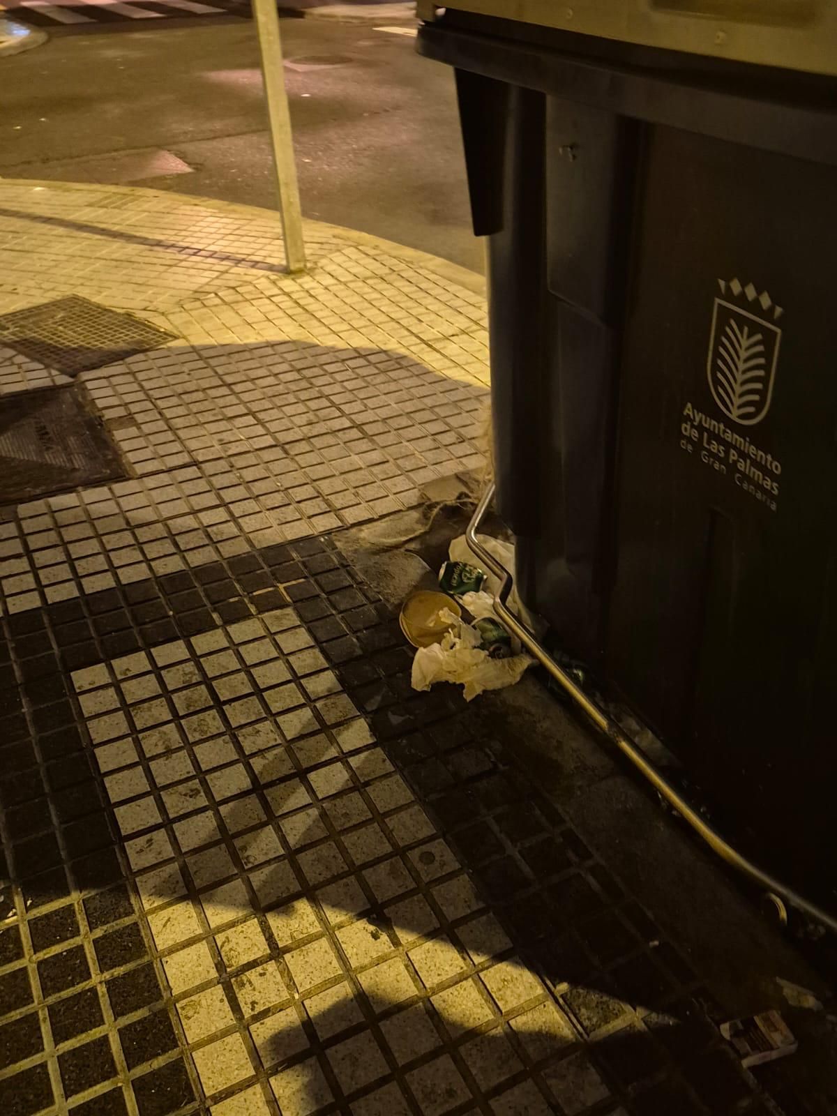 Suciedad en el barrio de Arenales, en Las Palmas de Gran Canaria