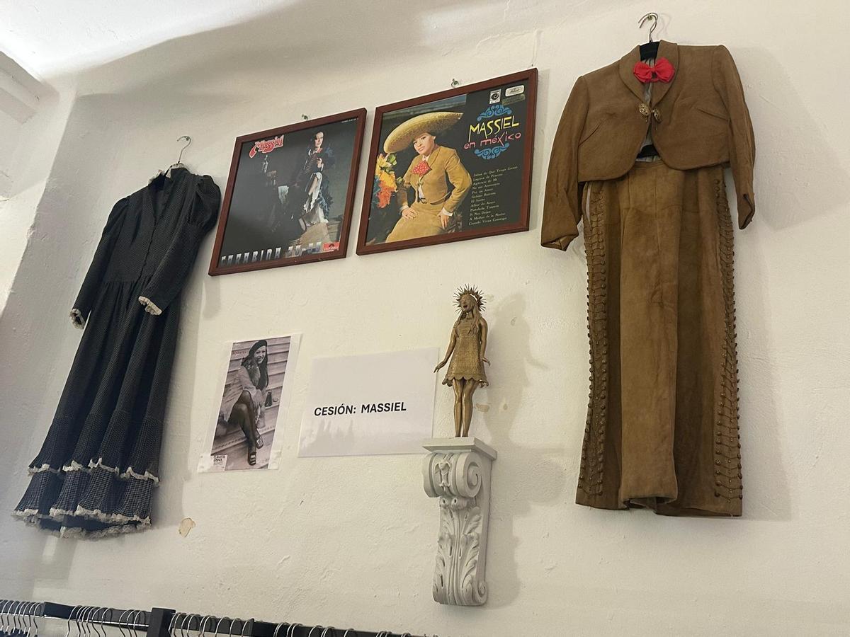 Dos vestidos y una estatuilla de Massiel donados por la propia cantante