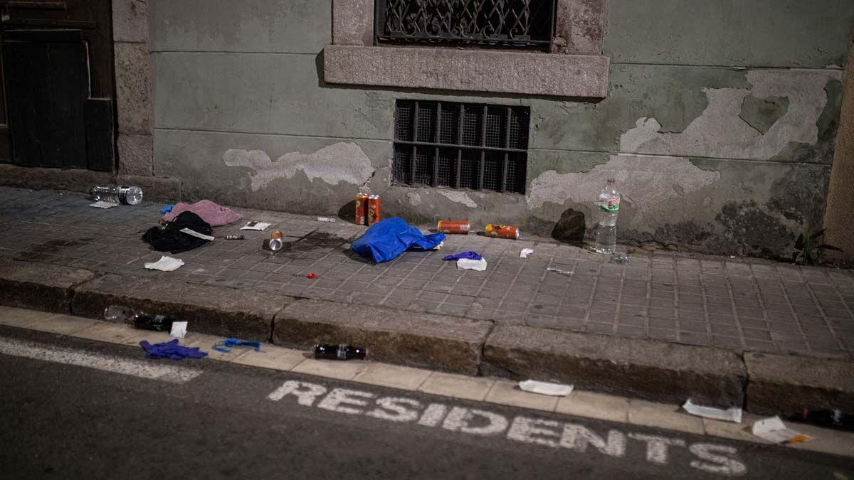 Restos de sangre, material médico, bebidas y ropa en la calle Sevilla de la Barceloneta, tras el tiroteo.