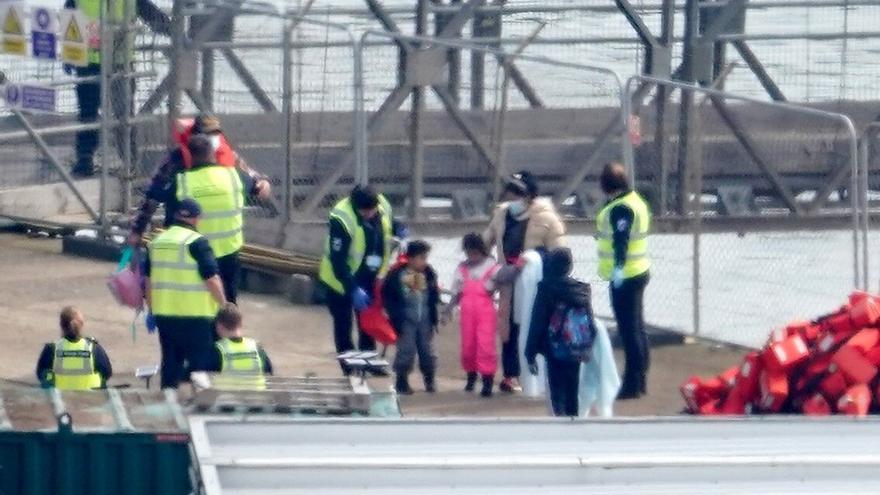 El Reino Unido se suma a la ola antiinmigratoria en Europa y reclama revisar las leyes de derechos humanos para acelerar las deportaciones