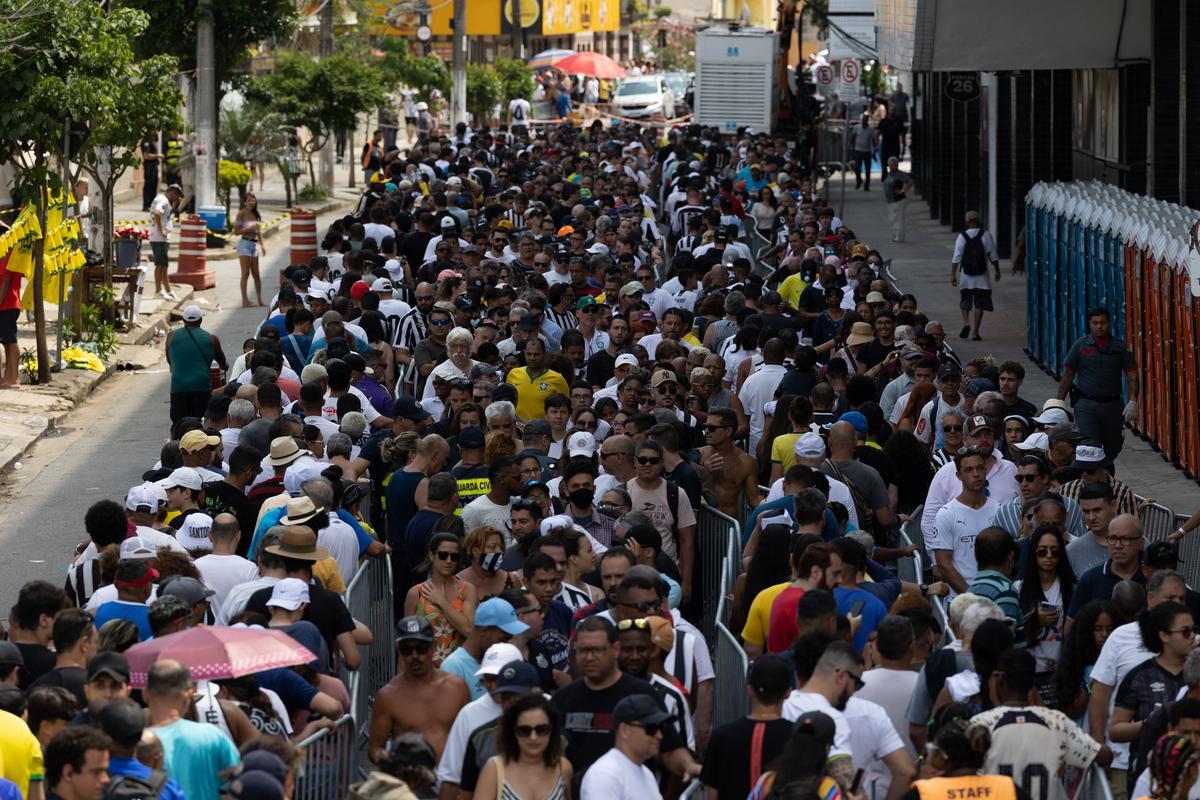 BRA01. SANTOS (BRASIL), 02/01/2023.- Cientos de aficionados hacen fila afuera del estadio Vila Belmiro donde avanza el velatorio del la leyenda del fútbol Pelé, hoy, en la ciudad de Santos (Brasil). El velatorio de Pelé, fallecido el pasado jueves a los 82 años, comenzó este lunes para que los aficionados brasileños rindan homenaje al mítico delantero, considerado por muchos el mejor futbolista de la historia. La ceremonia se celebra en el césped del estadio Vila Belmiro, en la ciudad de Santos, donde &quot;O Rei&quot; jugó como local la mayor parte de su carrera deportiva, con la presencia del presidente de la FIFA, Gianni Infantino, y de otras personalidades del mundo del fútbol. EFE/ Isaac Fontana