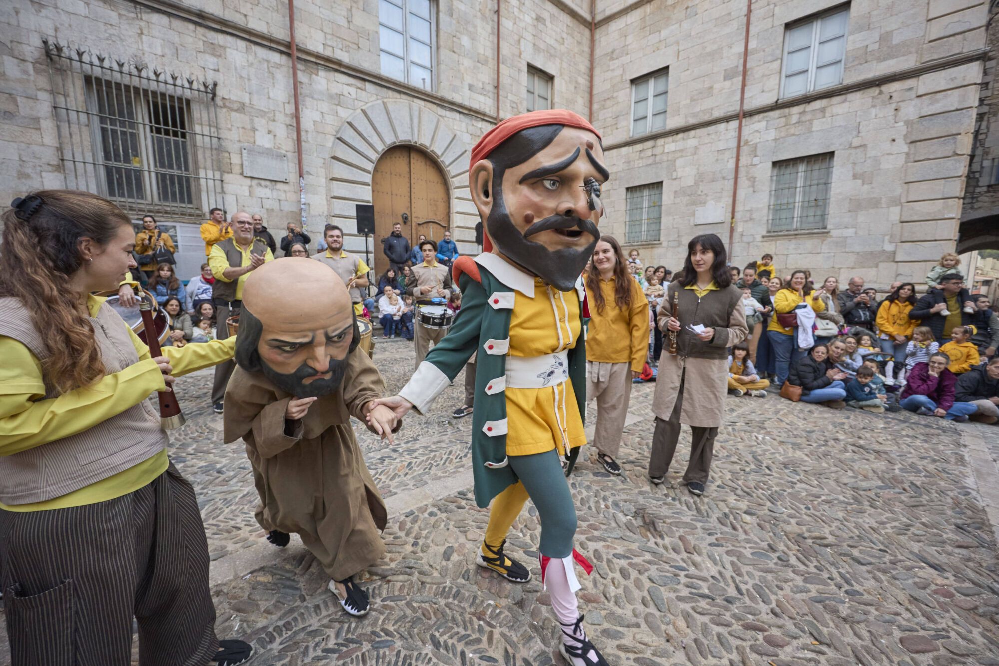 Les fotos de la passejada de capgrossos i gegants a la plaça de la catedral de Girona