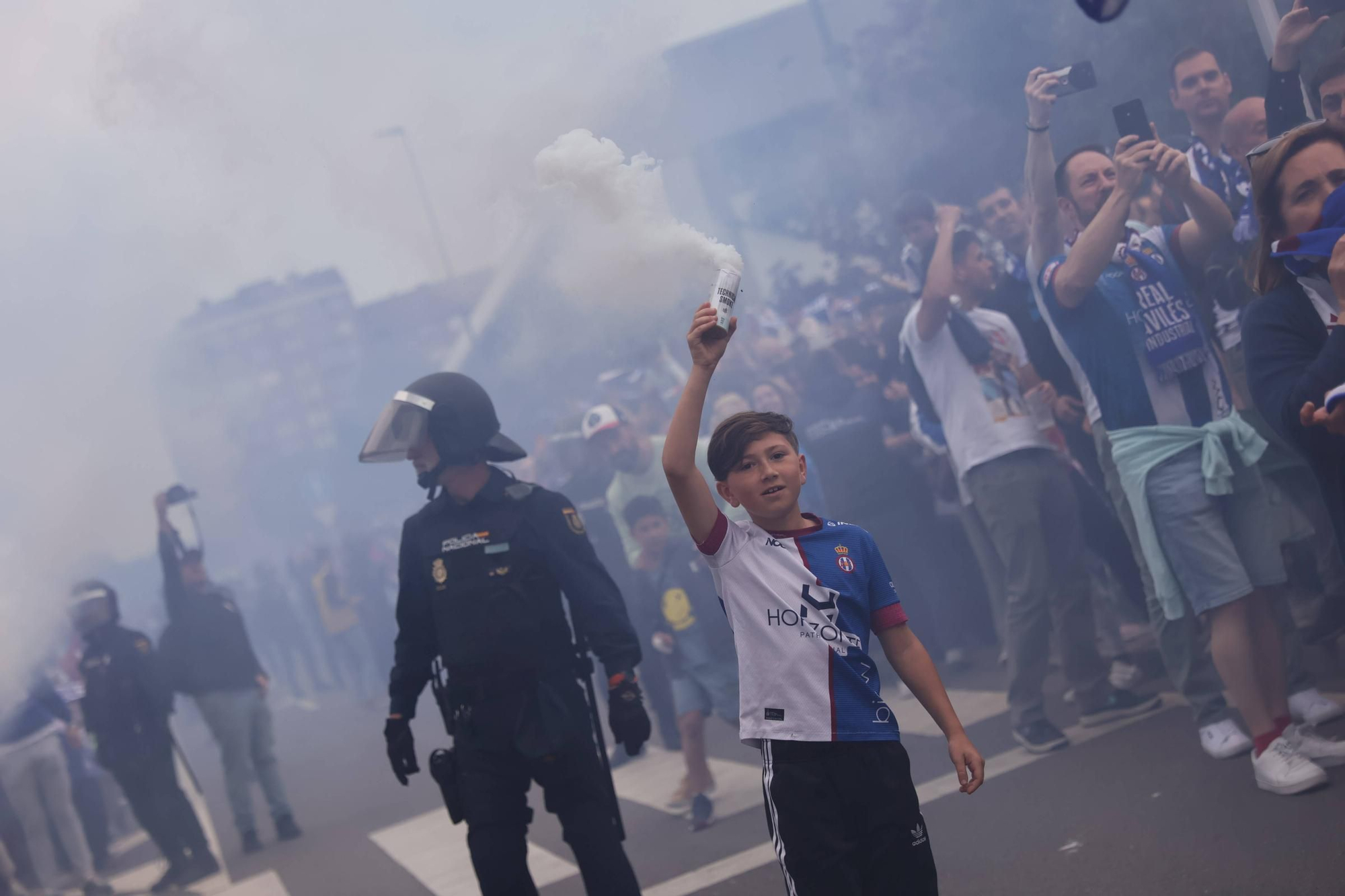 EN IMÁGENES: Avilés se tiñe de blanquiazul para la final por el ascenso ante el Rayo Majadahonda