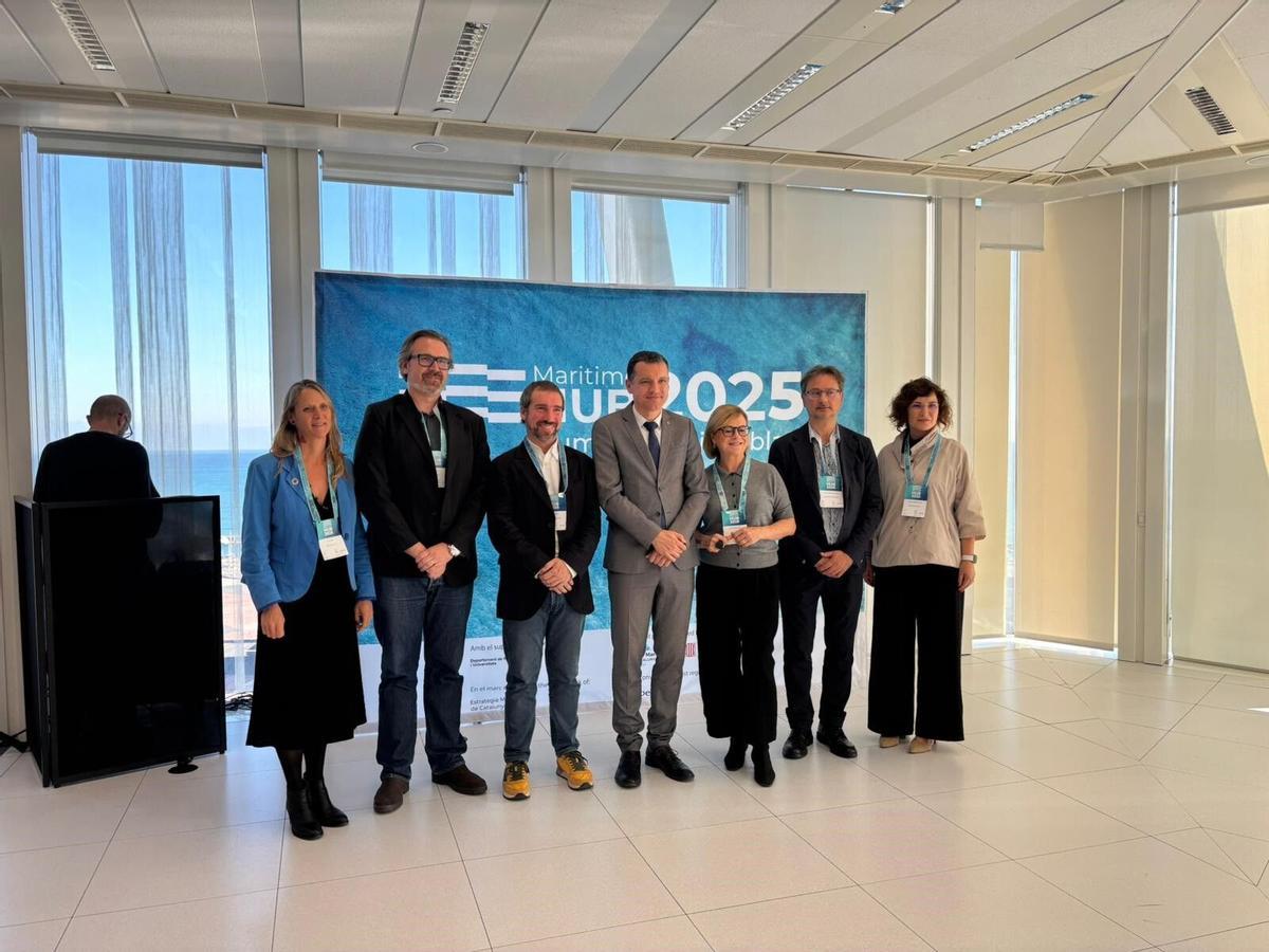 18/11/2025 Representantes de la Conselleria y la red BlueNetCat en el marco de la 5 edición del Maritime Hub. El conseller de Agricultura, Ganadería, Pesca y Alimentación de la Generalitat, Òscar Ordeig, ha presentado este martes el informe anual sobre economía azul, que apunta que los sectores vinculados al mar generaron un volumen de negocio de 21.170 millones de euros en 2022, un 41% más que el año anterior, y representaron un 4% del valor total de la producción en Catalunya. ECONOMIA GENERALITAT DE CATALUNYA