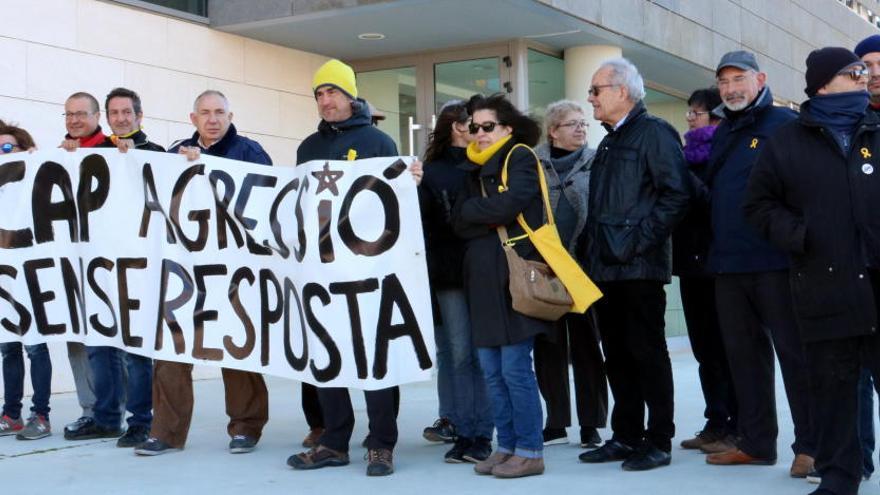 Una vintena de persones han donat suport a la víctima del tret a l&#039;exterior dels jutjats de la Bisbal