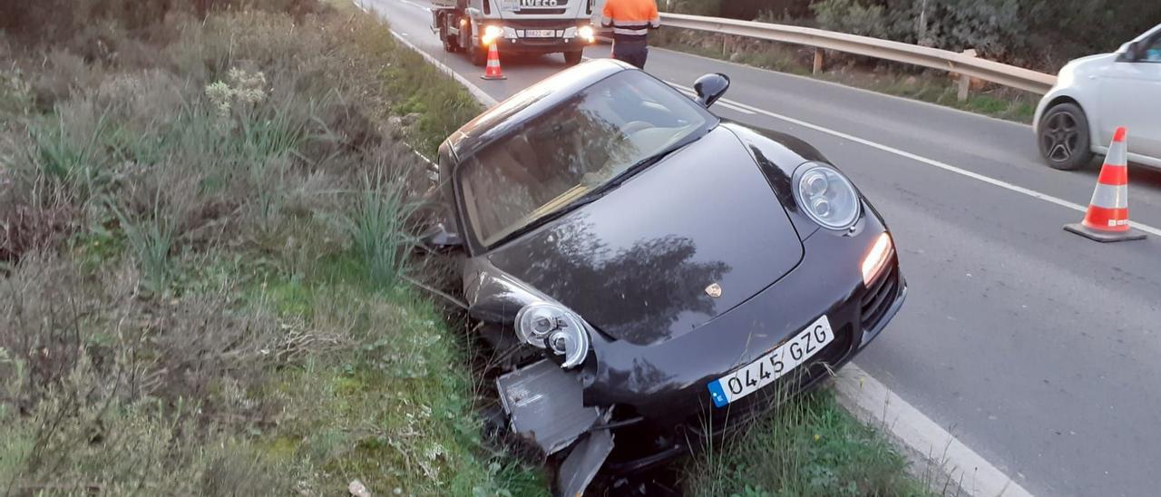 El Porsche accidentado este lunes en Ibiza.