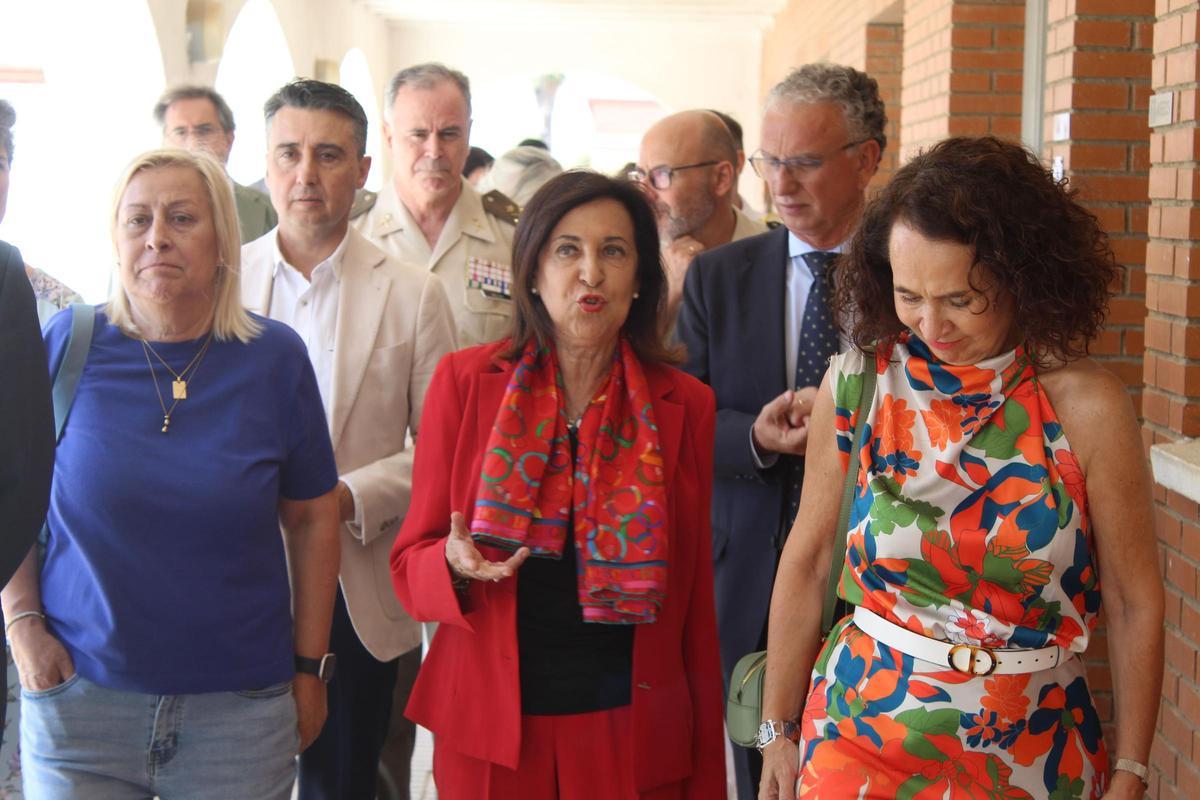 Fotogalería | Margarita Robles entrega la Cruz al Mérito Militar a la madre de la sargento Débora Grau en Badajoz Fotogalería | Margarita Robles entrega la Cruz al Mérito Militar a la madre de la sargento Débora Grau en Badajoz