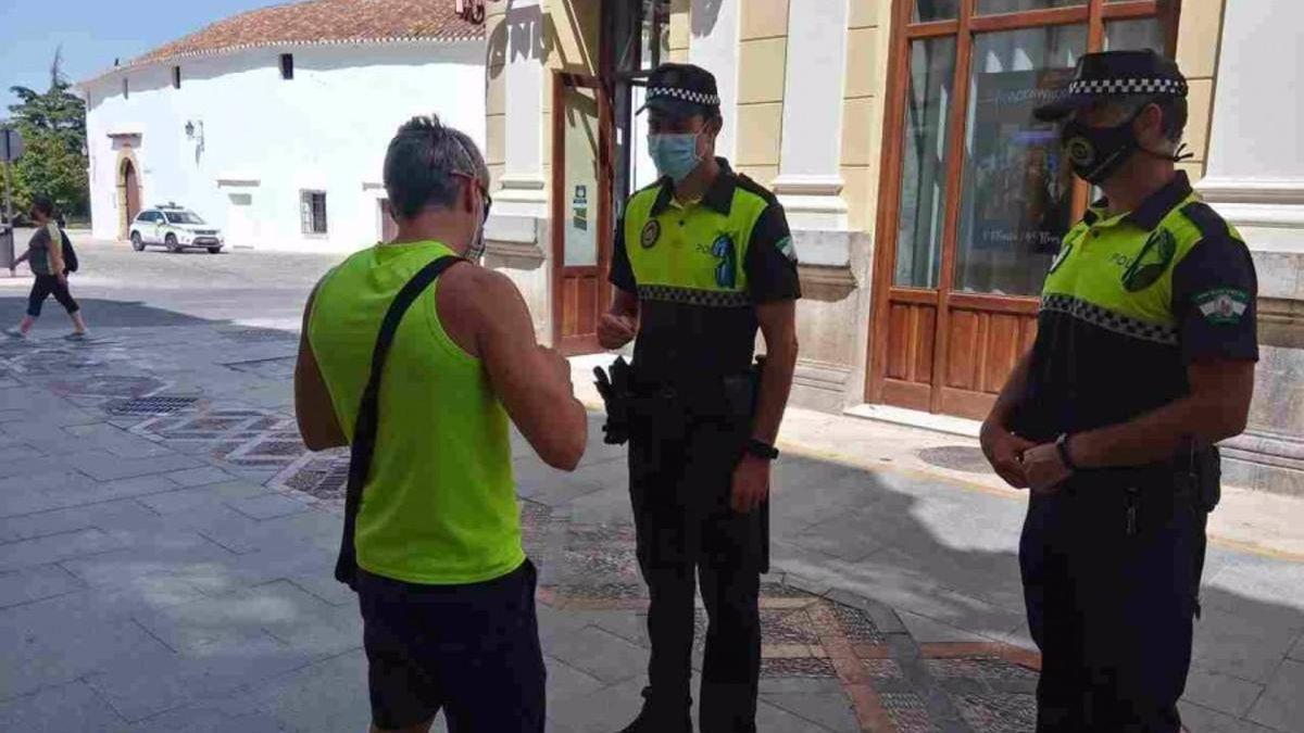 Una patrulla de la Policia Local de Ronda identifica a un hombre.