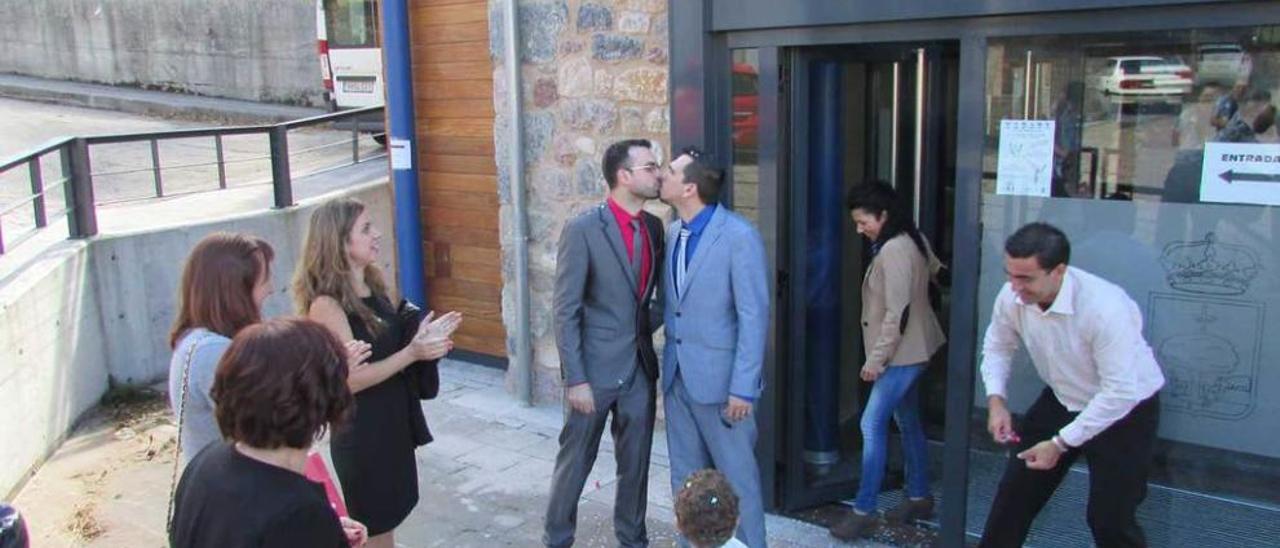 Los novios, ayer, besándose a la salida del Ayuntamiento.