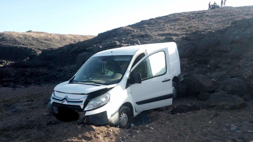 El conductor de una furgoneta no pone el freno de mano y cae por una ladera en Gran Canaria