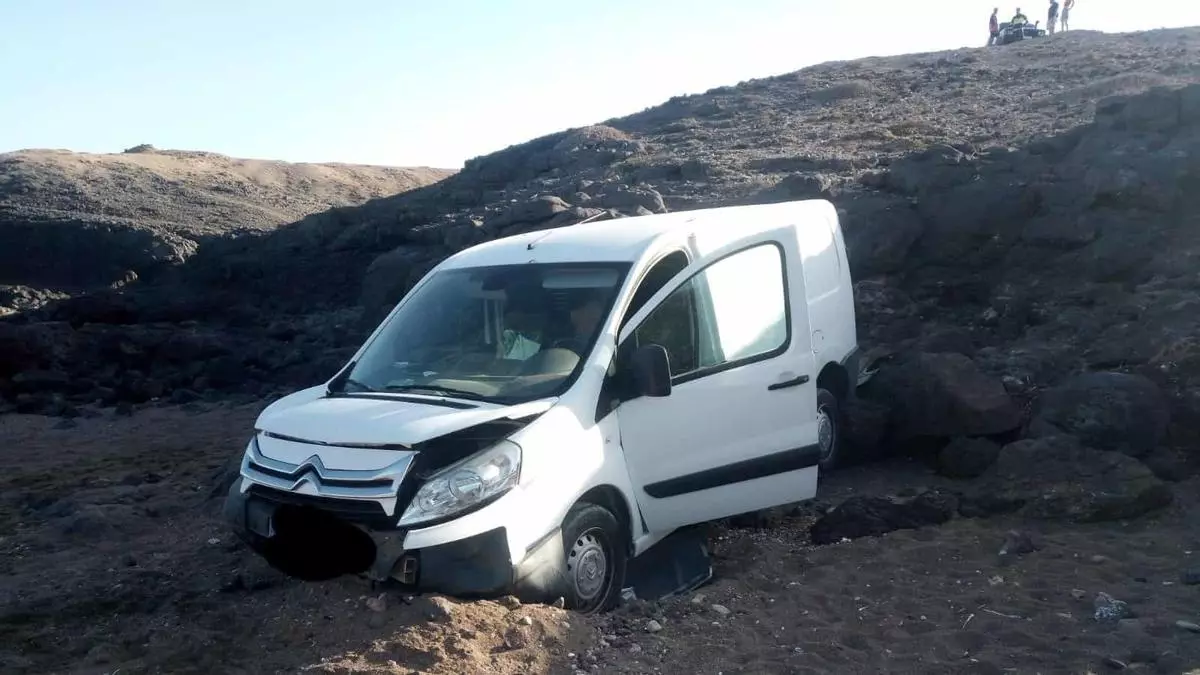 El conductor de una furgoneta no pone el freno de mano y cae por una ladera en Gran Canaria