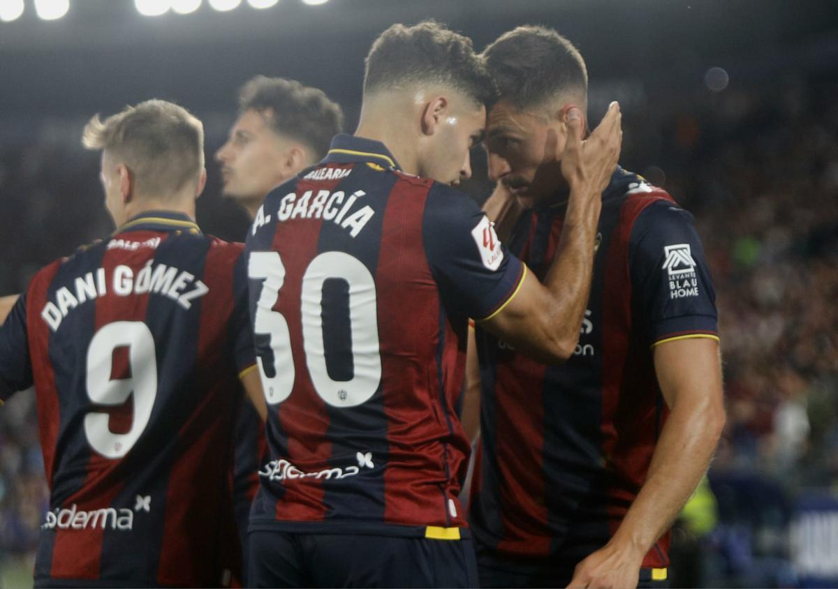 Pablo Martínez celebra su gol contra el Amorebieta