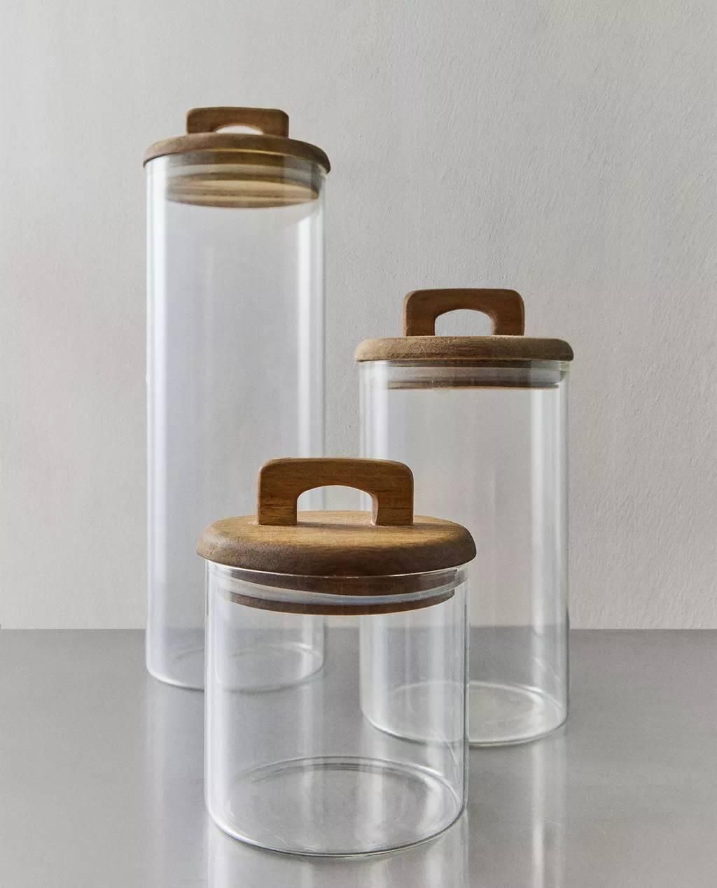 Bote de almacenaje de borosilicato, con tapa de madera de acacia y detalles en latón.