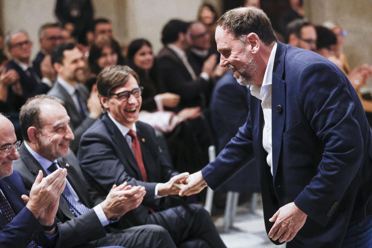 El president Salvador Illa saluda al líder de ERC, Oriol Junqueras, durante el acto inaugural del Año Irla.