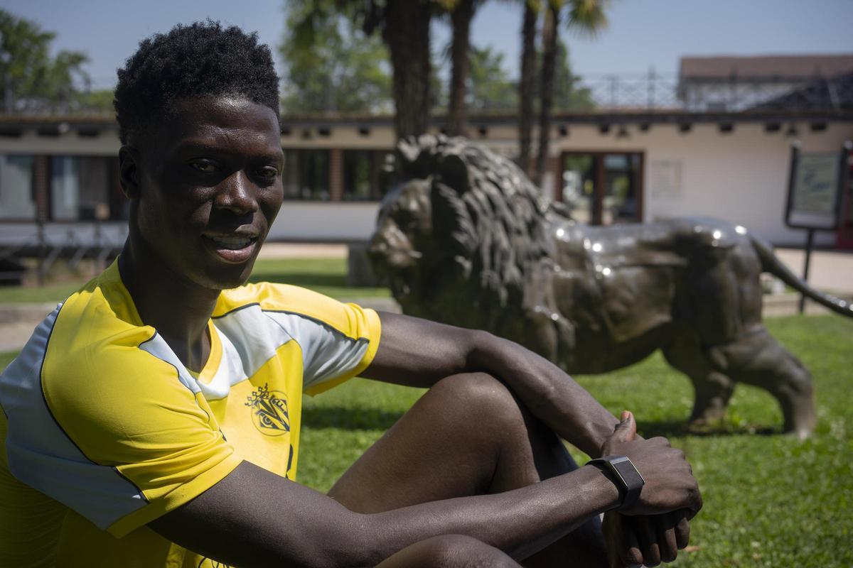 Alassane Diatta posa delante de un león en el Novarello Resort &amp; Spa en el 'stage' de pretemporada del Villarreal.
