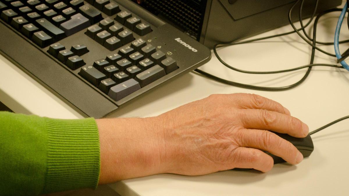 Imagen de archivo de una persona utilizando un ordenador.