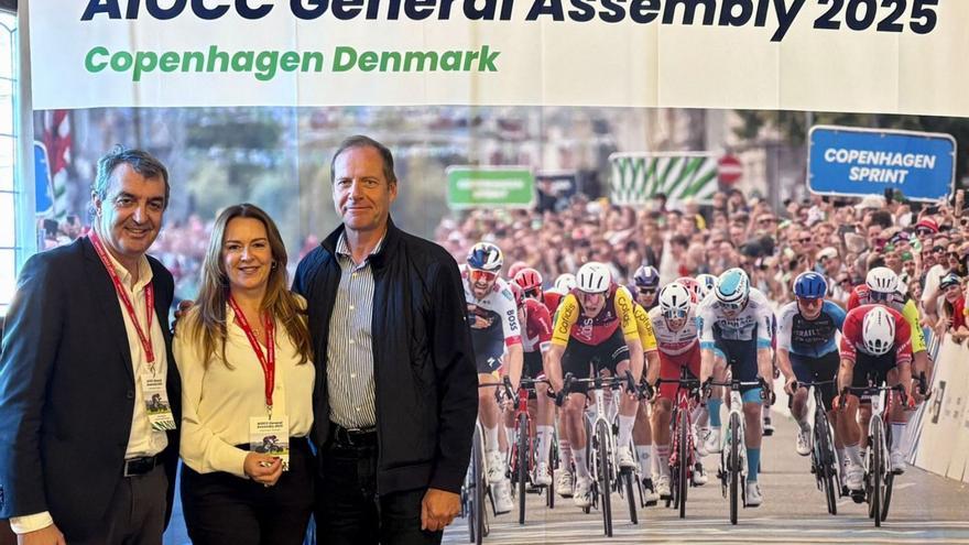 Por la derecha, Christian Prudhomme, director del Tour de Francia; Cristina Álvarez Mendo, directora de la Vuelta a Asturias; y Javier Guillén, nuevo presidente de la Asociación Internacional, ayer, en Copenhague. |