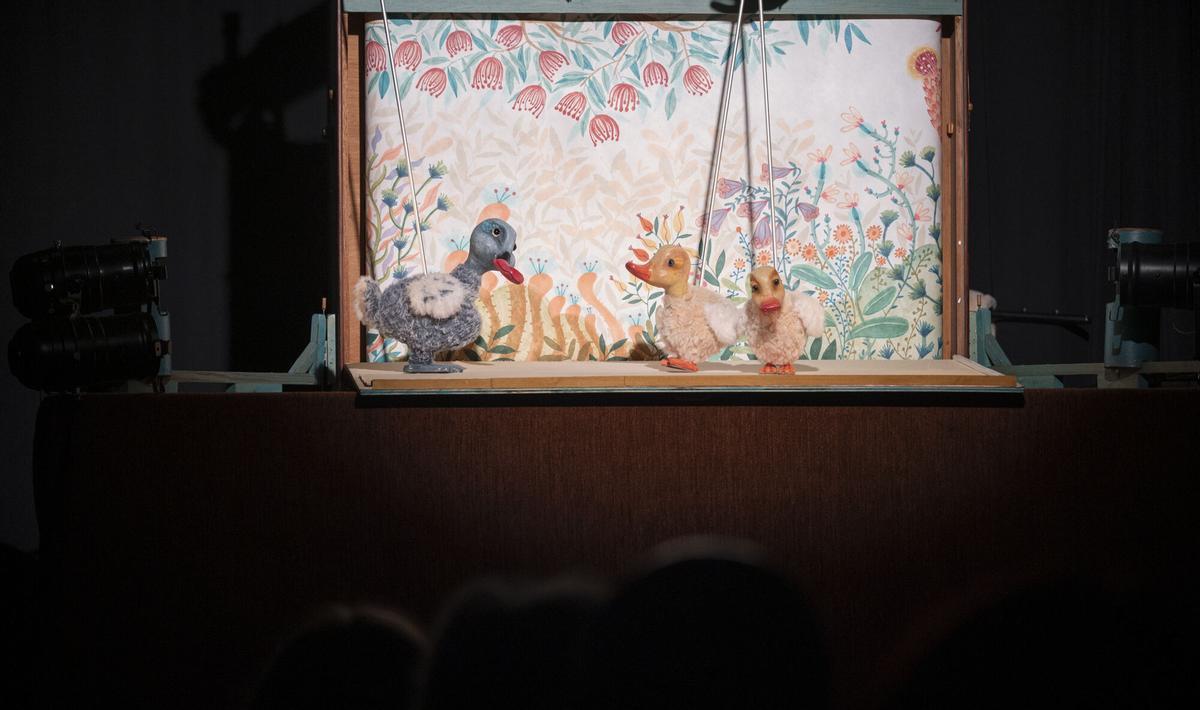 Barcelona. 21.03.2026.  Cultura.   Sala de teatro La Puntual en el Born donde representan la obra de marionetas ‘El patito feo’, para público infantil, dentro de la programación ‘Cap butaca buida’. Fotografía de Jordi Cotrina