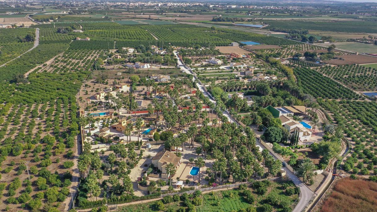 Edificaciones construidas en suelo no urbanizable hace dos décadas en la finca Los Mazones, en El Mudamiento