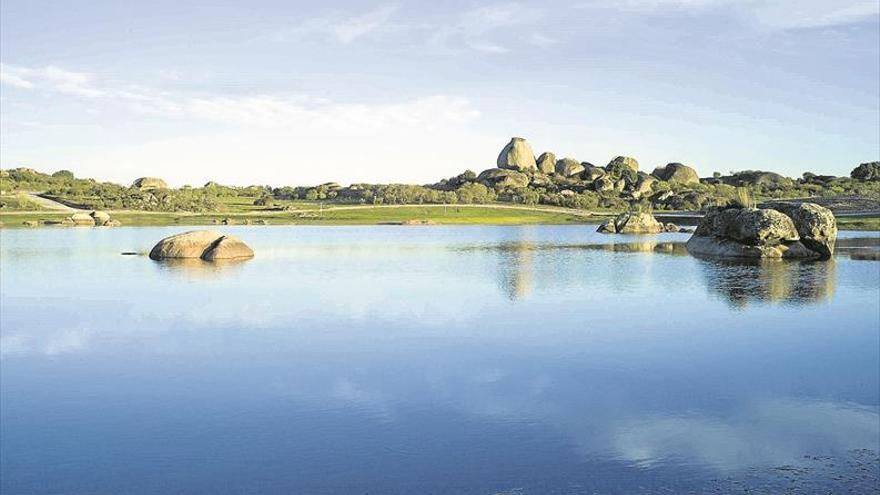 El paraje natural Los Barruecos, un paisaje ‘fluxus’ de agua y piedra