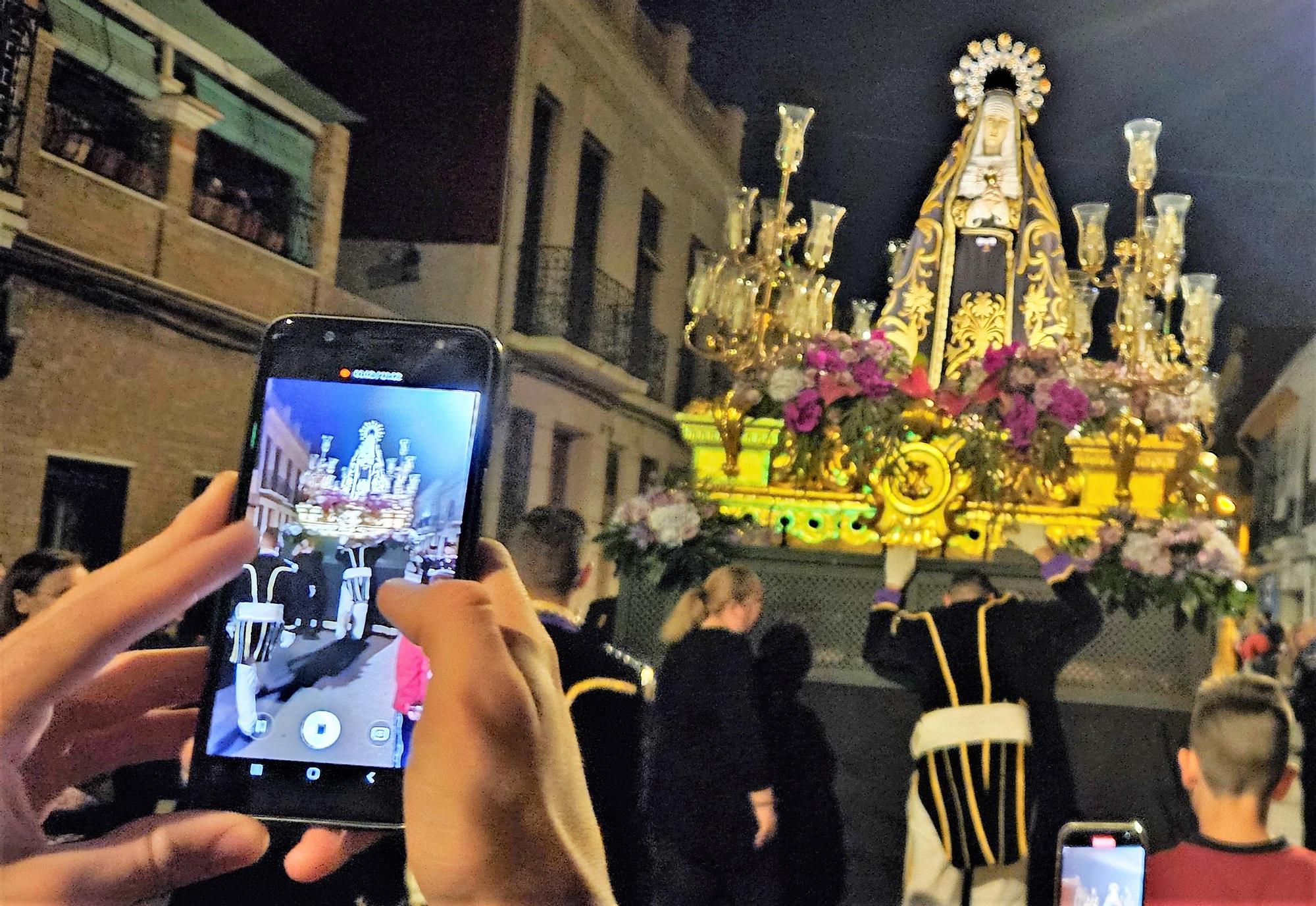 La Dolorosa del Cabanyal sale con escolta fallera