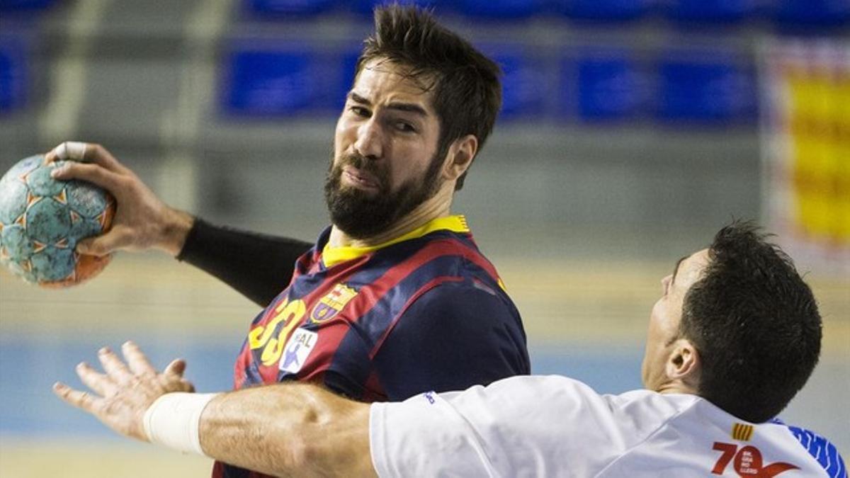 Karabatic trata de superar a Campos, del Fraikin Granollers, en el Palau Blaugrana.