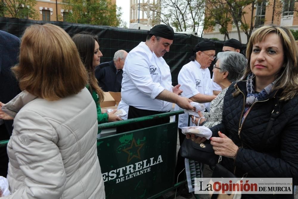 Reparto de pasteles de carne en el Cuartel de Arti