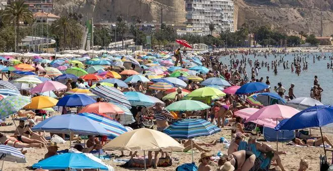 Así se refugia Alicante del calor tras superar los 40 grados en plena ola extrema