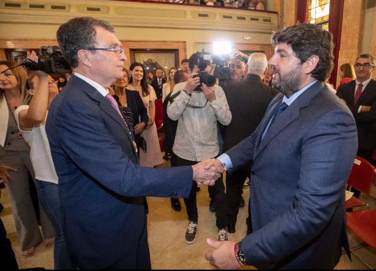 José Ballesta y Fernando López Miras se dan la mano, tras la toma de posesión en Murcia