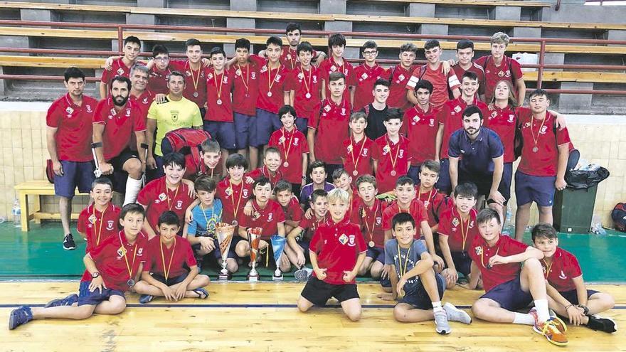 Los cuatro equipos de la cantera del Palma Futsal posan con los trofeos conseguidos en León.