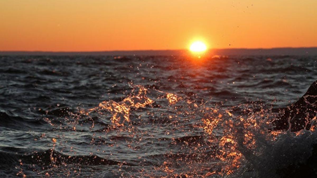 Olas del mar al atardecer en el las costas suecas.