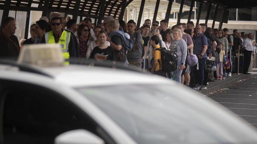 El Gobierno de Canarias exige una solución urgente al caos en los controles del aeropuerto Tenerife Sur