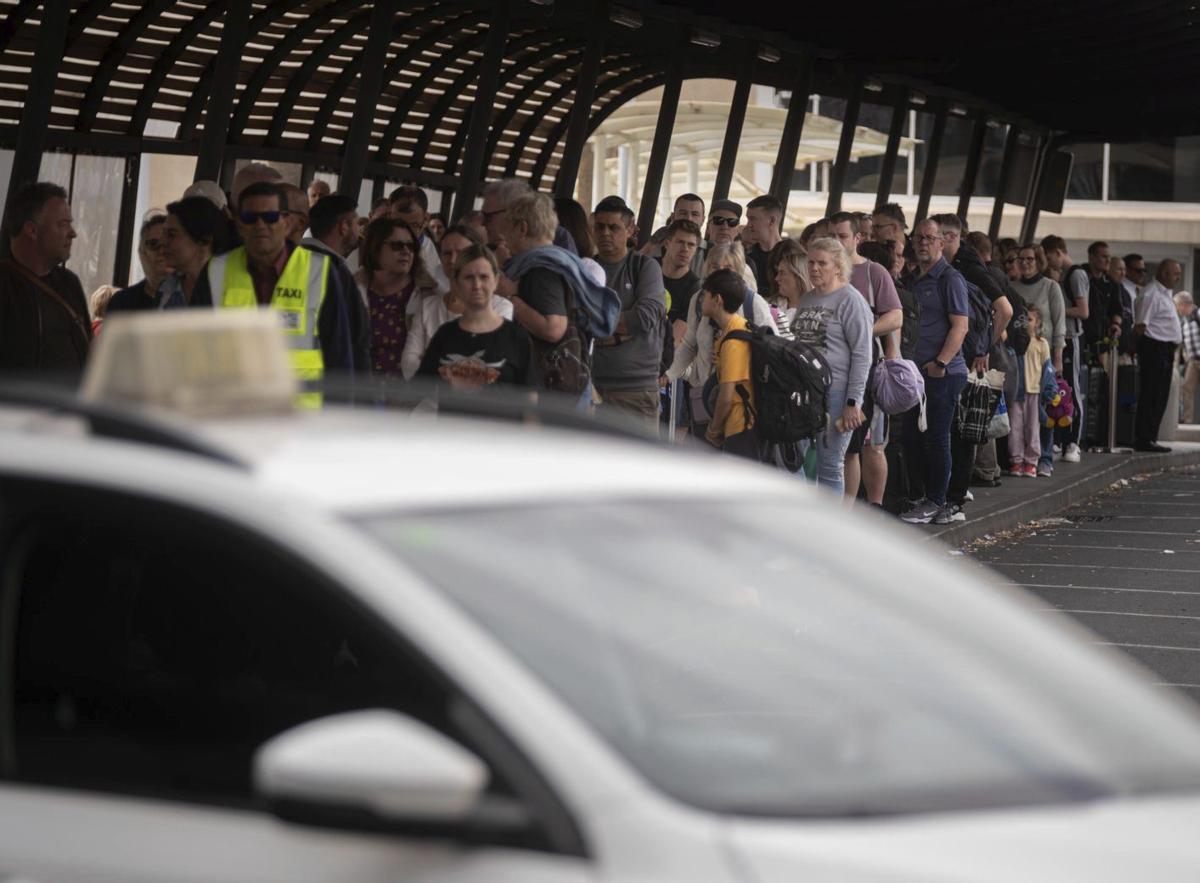 Colas en el exterior del aeropuerto Tenerife Sur para coger un taxi o una guagua. | ARTURO JIMÉNEZ