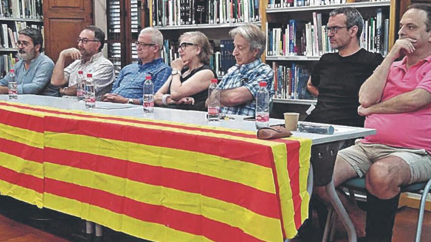 Los ponentes de la mesa redonda, ayer, en la biblioteca andritxola.