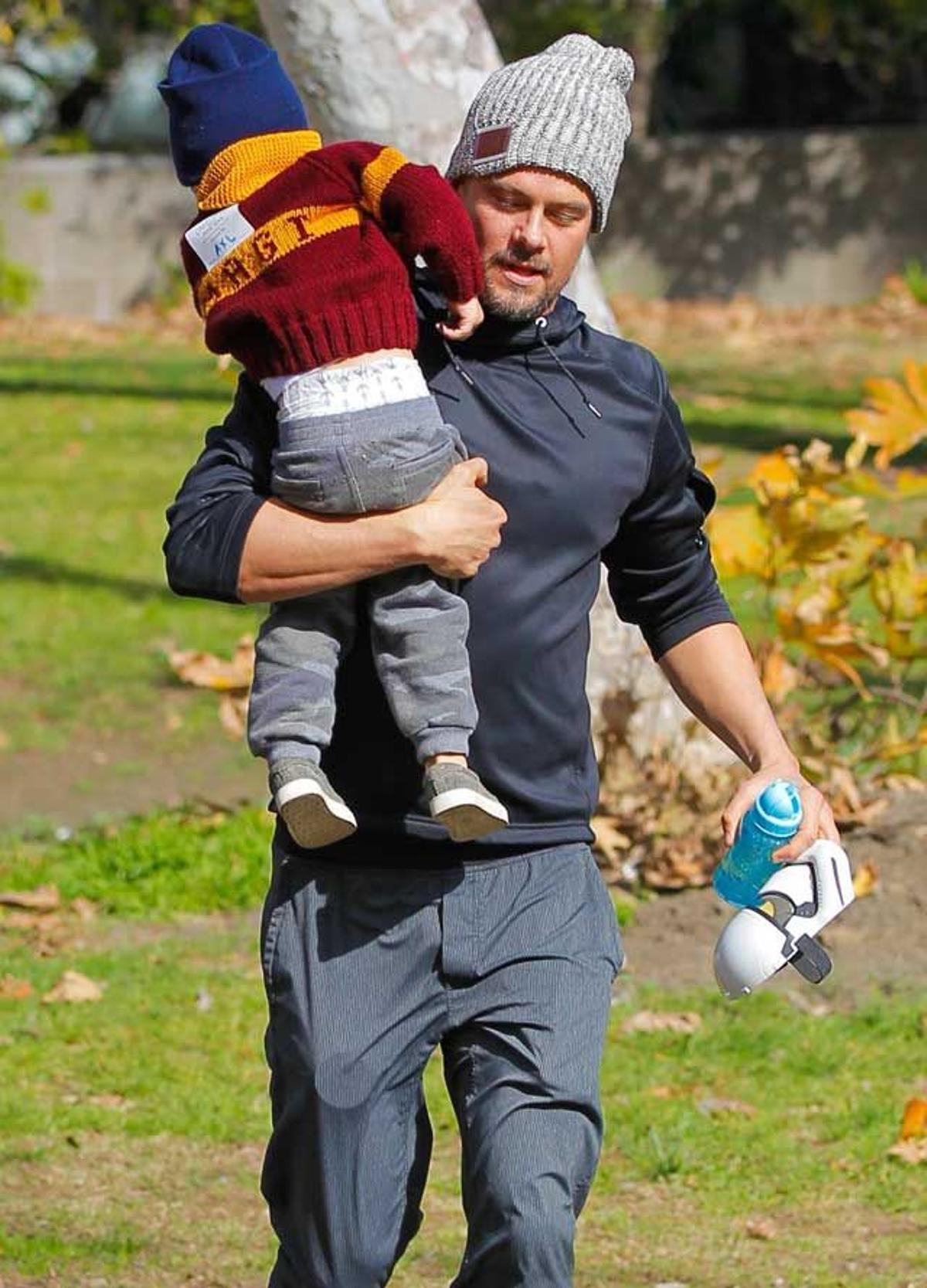 Josh Duhamel se lleva a Axl a cuestas del parque