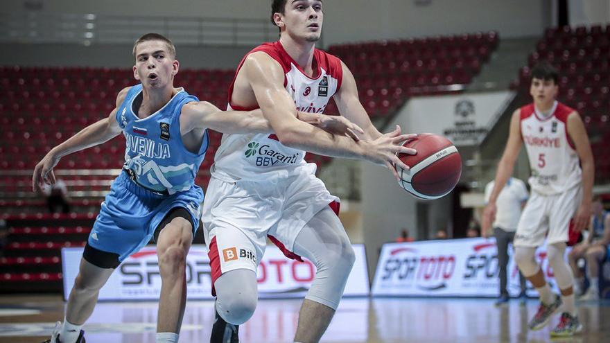 Hamza Mestoglu, en un partido con la selección turca