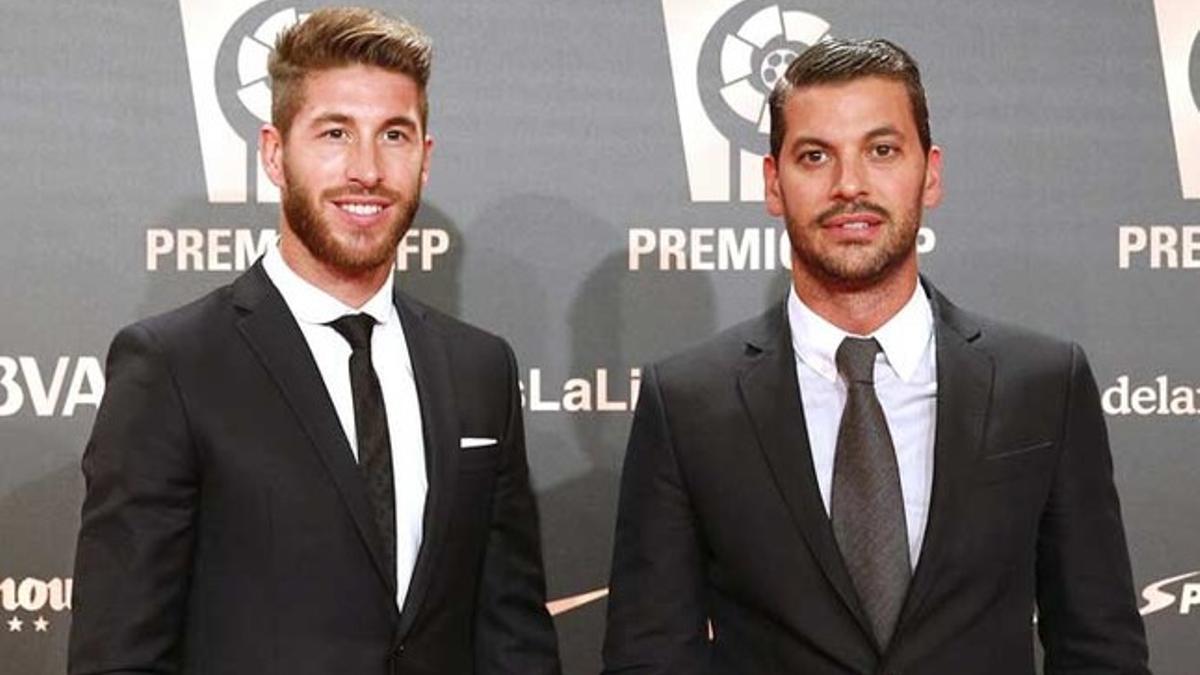 Sergio Ramos, junto a su hermano René en la gala de la LFP