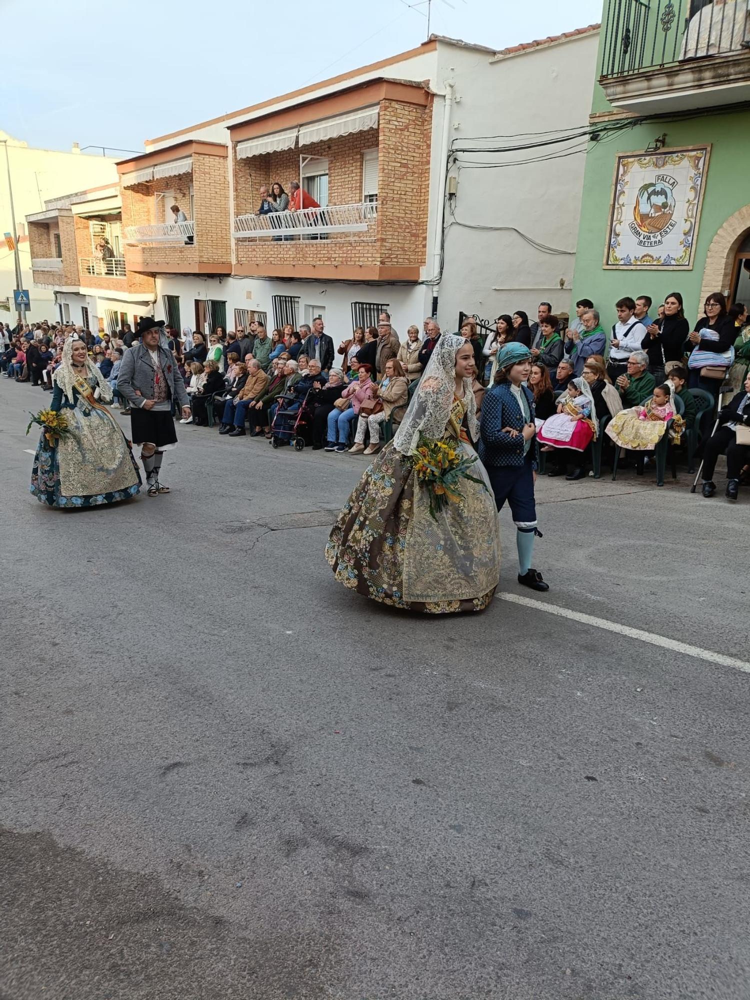 Las comisiones falleras de Bétera celebran su ofrenda