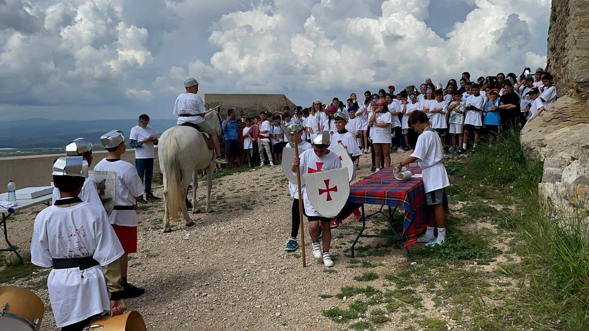 Els escolars d'Alcalà es van desplaçar a peu fins al castell per a representar la rendició de l'enclavament ocupat pels moriscos i l'arribada dels templers el 28 d'abril de 1234.