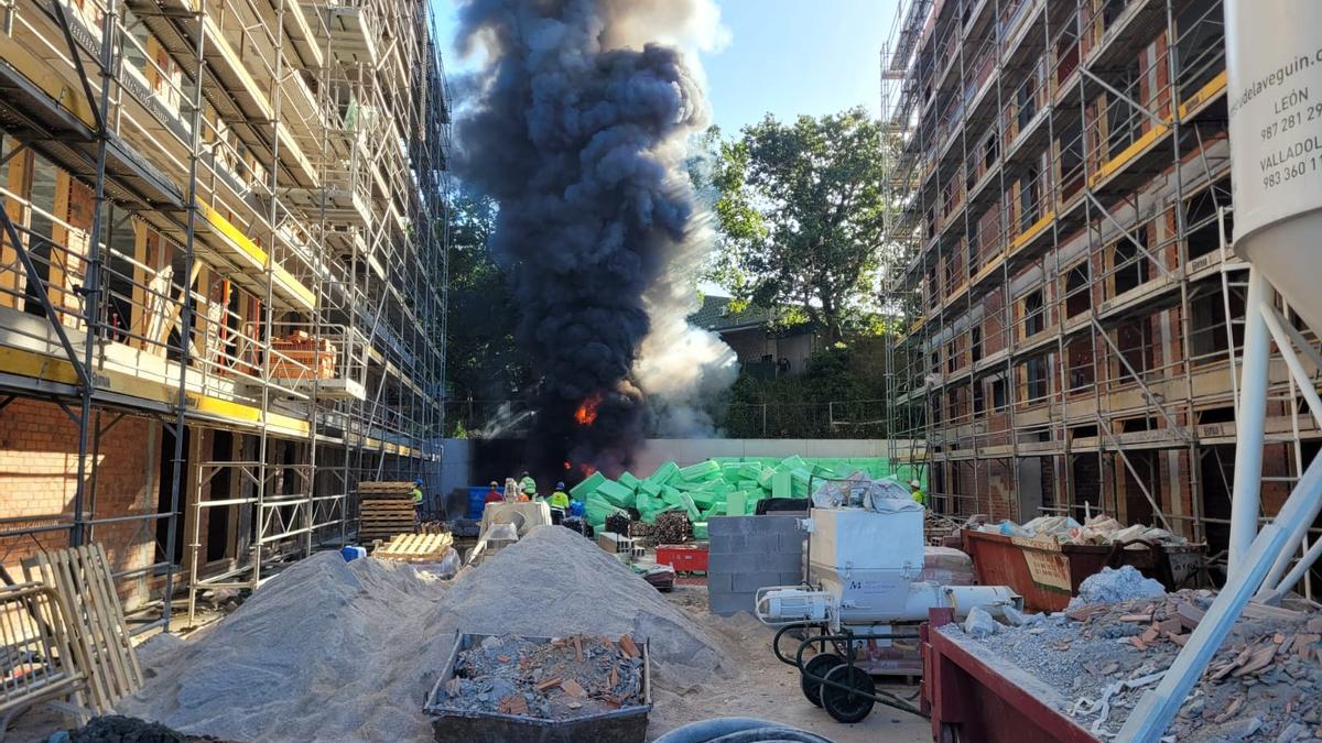 El incendio en Prado Novo, que generó una nube negra.