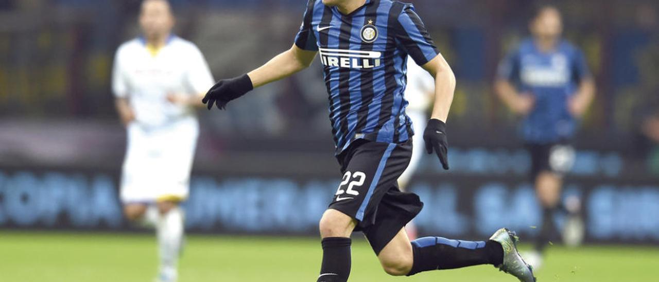 Adem Ljajic conduce la pelota en un encuentro de la pasada temporda con el Inter de Milán.