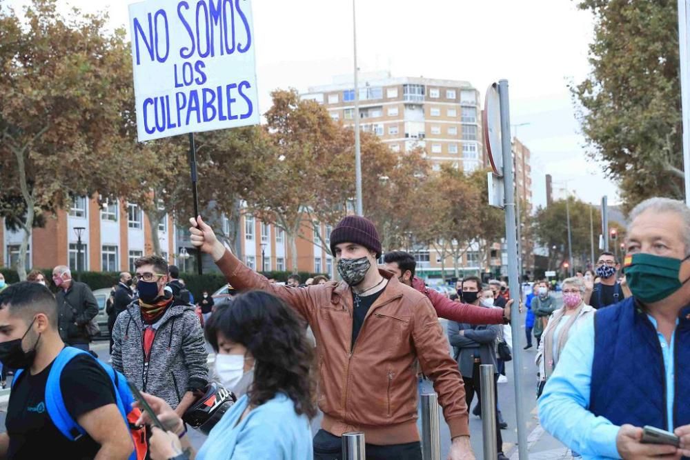 Hosteleros protestan en Cartagena por el cierre de los bares