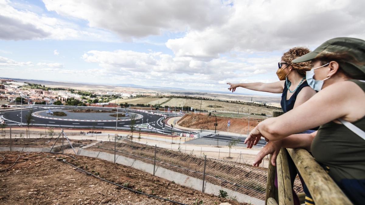 Dos jóvenes en el mirador que se ha hecho junto a la rotonda de la ronda que conecta con la carretera del santuario.