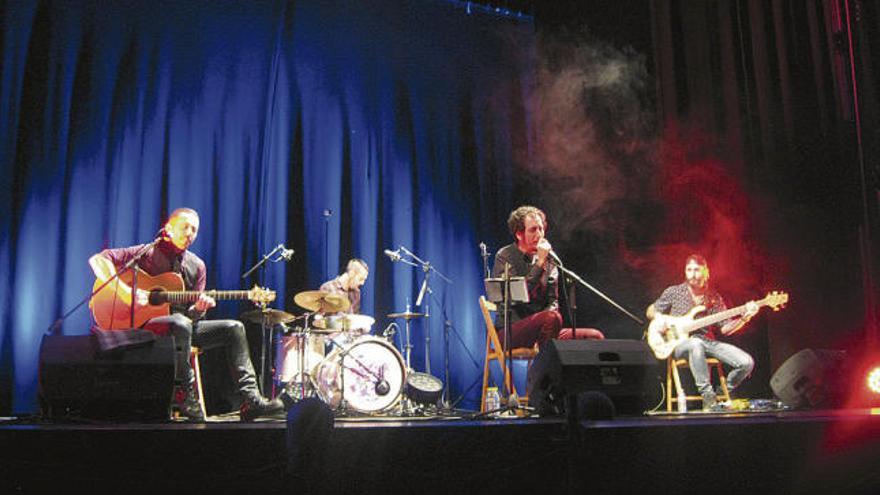 Un momento del concierto ofrecido en el Teatro Latorre por Estirpe.