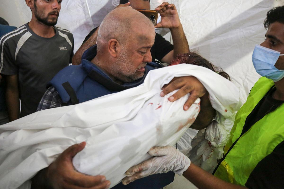 Un periodista palestí perd tota la seva família en un bombardeig israelià a Gaza