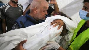 El corresponsal de AlJazeera  Wael Al-Dahouh sostiene en brazos el cadáver de su hijo en Gaza.