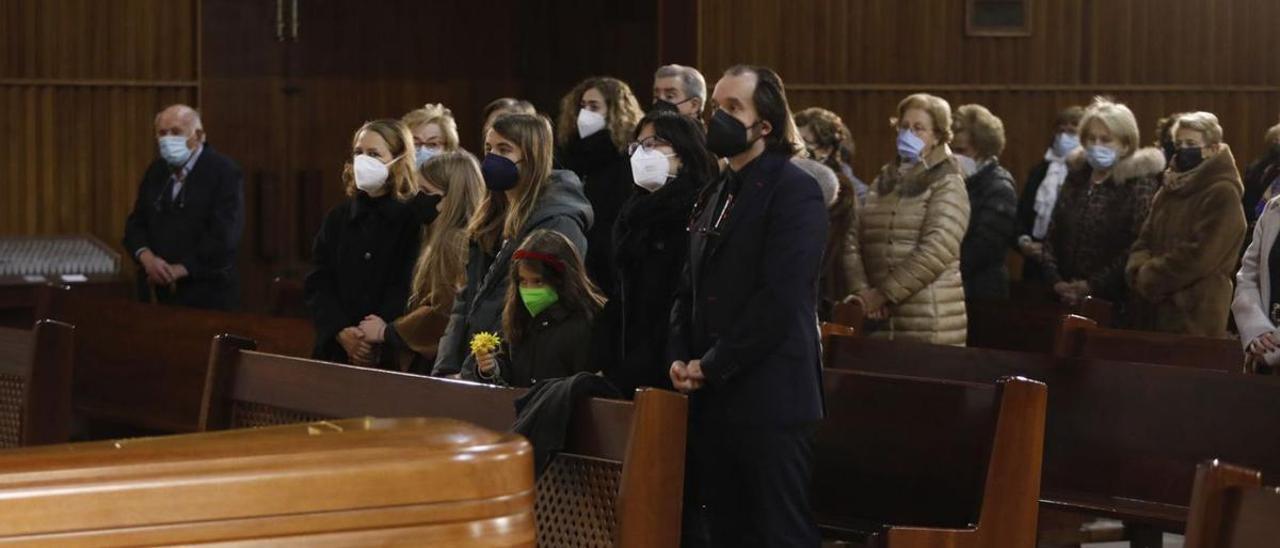 Por la derecha, en primera fila, los hijos de la fallecida, Chus y Rosario Neira; los nietos Julieta, Juan y Penélope, y la hija política, Marta Friera, durante el funeral en la iglesia de la Gesta. | Lusima Murias