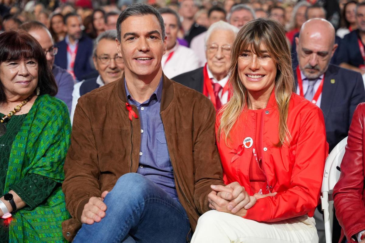 Archivo - El Presidente del Gobierno, Pedro Sánchez, y su esposa Begoña Gómez durante la clausura del 41º Congreso Federal del PSOE