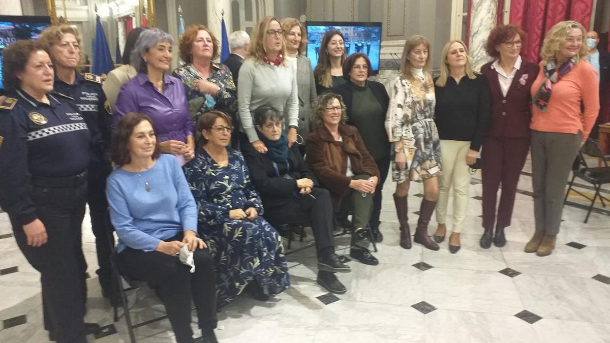 Una parte de las mujeres que se integraron en la Policía Local en 1981, han sido homenajeadas esta mañana en València.