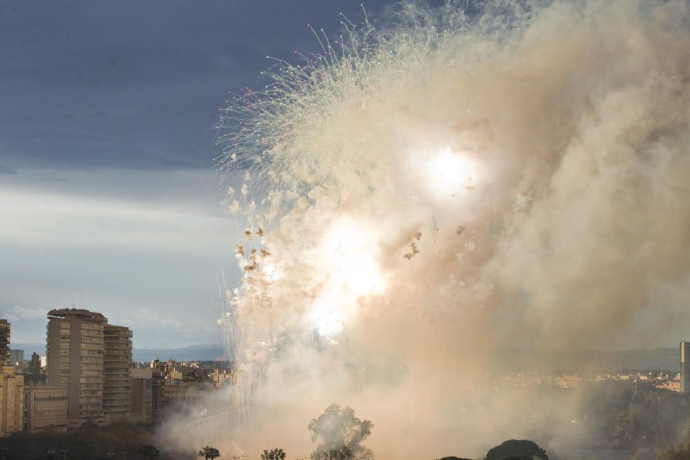 Espectacular mascletà aérea en la Alameda